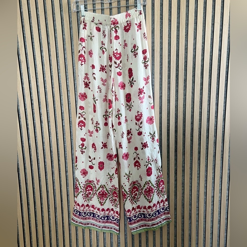 Zara- NWT! Floral Print Wide Leg Pants- XS
100 % Viscose! - Picture 7 of 10